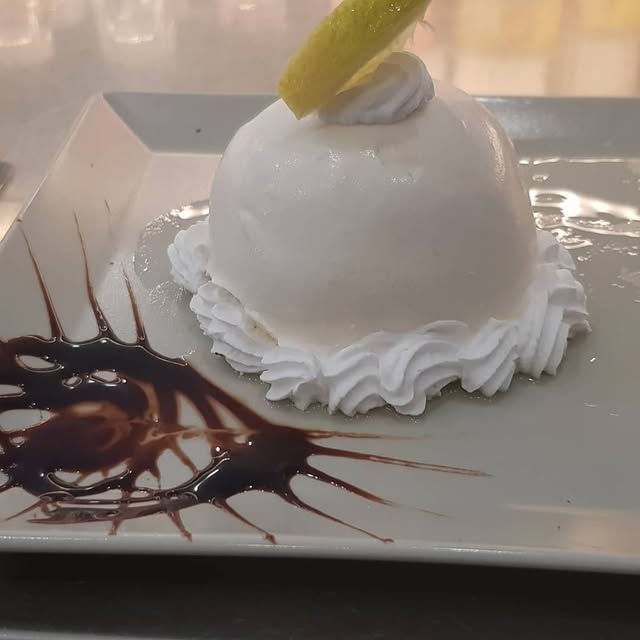 Mousse al limone con panna e cioccolato
