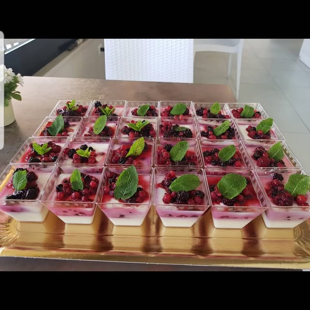 Coppette di dolce al cucchiaio con frutti di bosco