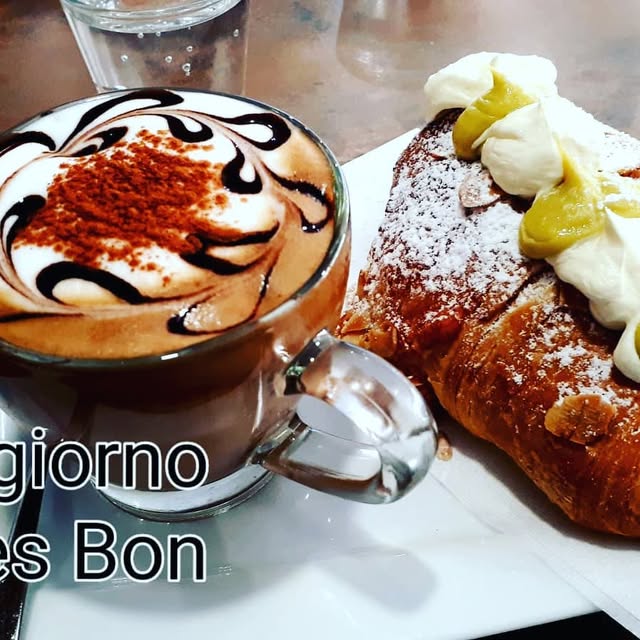 Cappuccino artistico e croissant farcito da Trés Bon Senigallia
